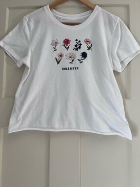 Hollister White Floral Graphic Tee with Raw Hem 100% cotton Large